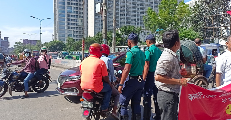 যান চলাচল স্বাভাবিক রেখে বক্তব্য-স্লোগানে চলছে হরতাল