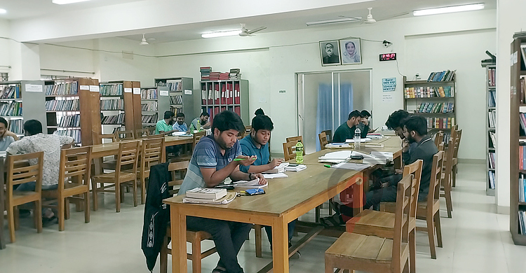 চল্লিশোর্ধ্ব পাঠক হার্ডকপি পড়তেই ভালোবাসেন | রোববার, ০৫ ফেব্রুয়ারি ২০২৩