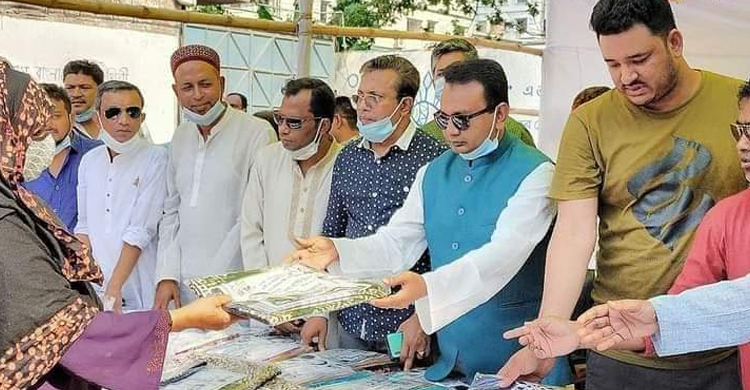 যাত্রাবাড়ী-ডেমরায় স্বেচ্ছাসেবক লীগের শাড়ি-লুঙ্গি বিতরণ