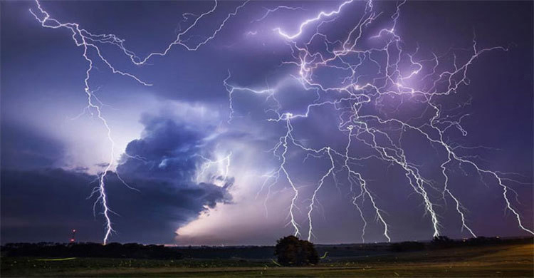 মাছ ধরার সময় নৌকায় বজ্রপাতে স্কুলছাত্রের মৃত্যু