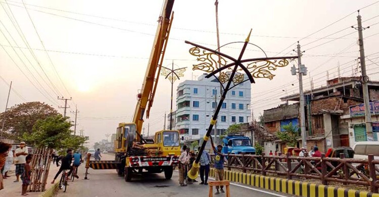 তুলে নেয়া হচ্ছে সেই ‘প্রজাপতি সড়কবাতি’