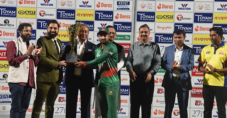 ৪০০ রানের চাপেই ব্যাটিংয়ের এমন হতচ্ছিরি অবস্থা