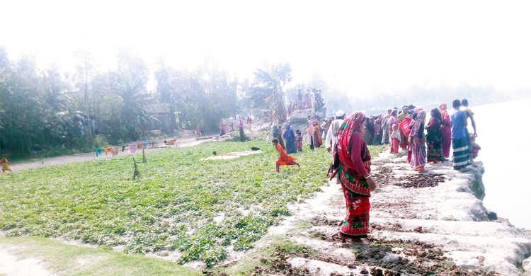 সন্তানদের পাড়ে বসিয়ে নদীতে নেমে আর ফিরলেন না মা