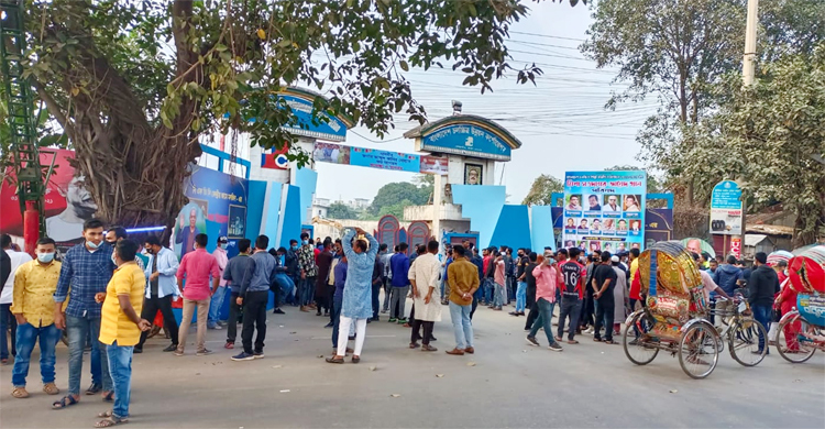 তারকাদের দেখতে এফডিসির গেটে উপচেপড়া ভিড়
