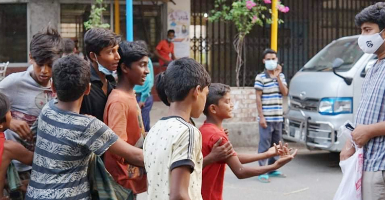 লকডাউনে পথশিশু ও ভাসমান মানুষকে খাবার দিচ্ছে শ্রমজীবী ক্যান্টিন