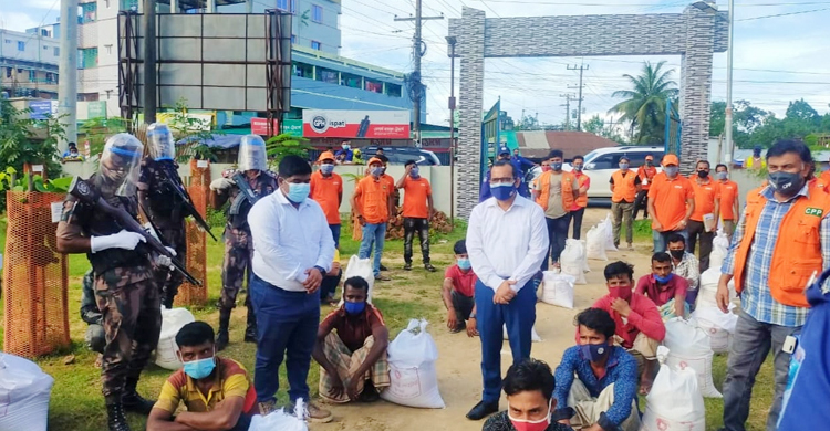 উখিয়ায় জরিমানার বদলে খাদ্য সহায়তা পেলেন টমটম চালকরা