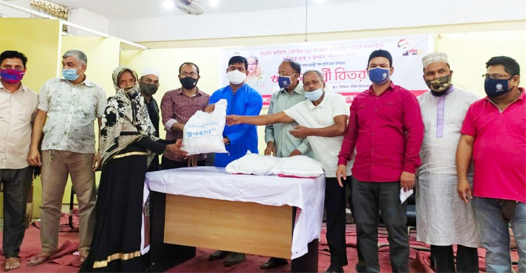 লোহাগাড়ায় উপজেলা প্রশাসনের উদ্যোগে ত্রাণ বিতরণ