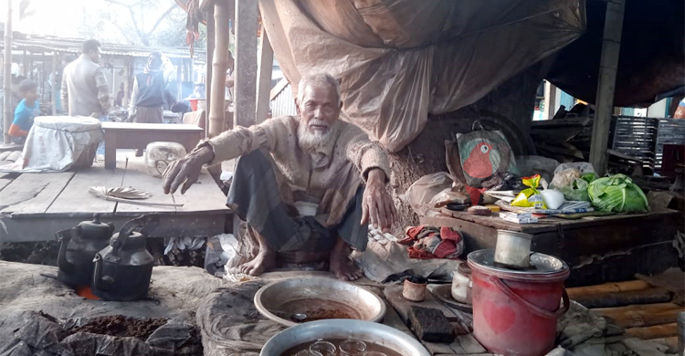 চা বেচে সংসার চলে না লোকমান শেখের, জোটেনি ভাতা