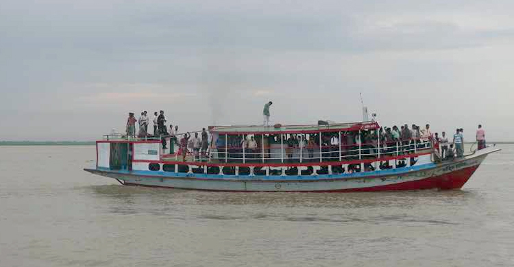 মাঝ পদ্মায় তলা ফেটে ১২০ যাত্রী নিয়ে বিপাকে লঞ্চ