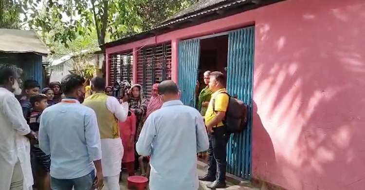 প্রেমিকাকে ছুরিকাঘাত করে প্রেমিকের বিষপান