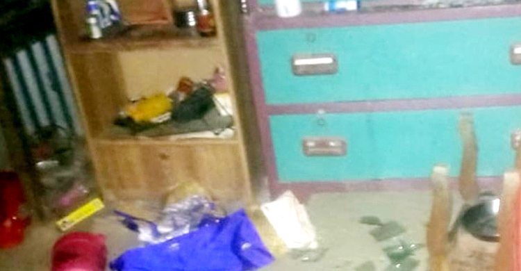 গৃহবধূর গলায় অস্ত্র ধরে স্বর্ণালংকার লুট