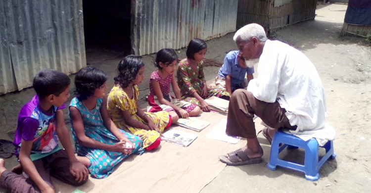 এক টাকার মাস্টার, শিক্ষার আলো ছড়াচ্ছেন ৫০ বছর ধরে