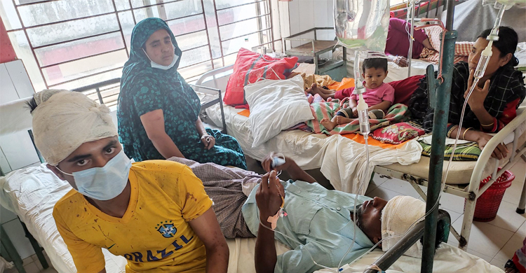 কথা কাটাকাটির জেরে দু’পক্ষের সংঘর্ষ, ৫ জনকে কুপিয়ে জখম