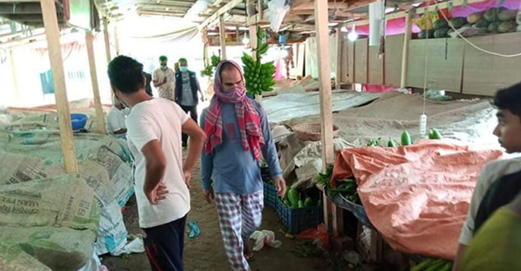 কাঁচাবাজারে ক্রেতা সেজে ওসি