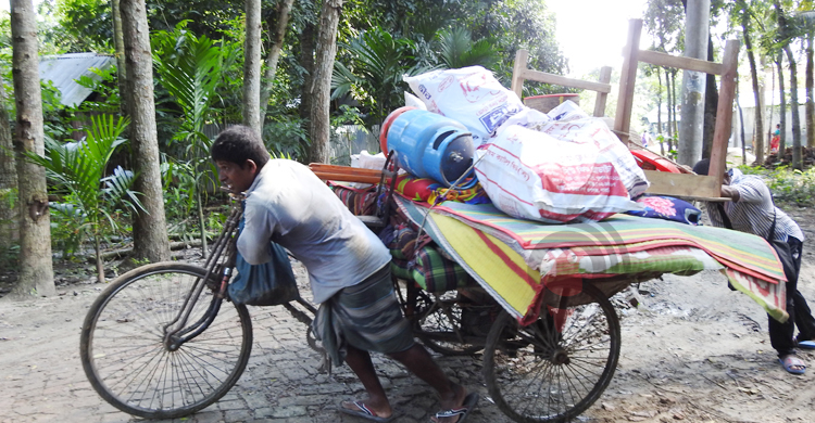 সংঘর্ষ-নিহত: লুটপাটের আশঙ্কায় মালামাল সরিয়ে নিচ্ছে গ্রামবাসী