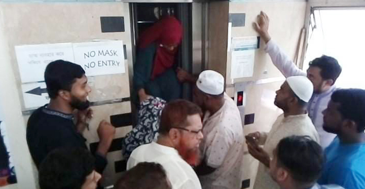 একঘণ্টা লিফটে আটকা ছিলেন মা-মেয়ে, উদ্ধার করলো পুলিশ