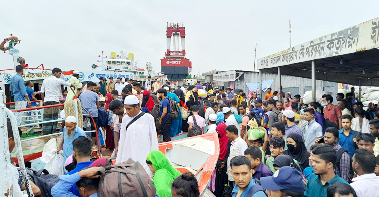 ঝুঁকি নিয়ে বৈরী আবহাওয়ায় কর্মস্থলমুখী মানুষ