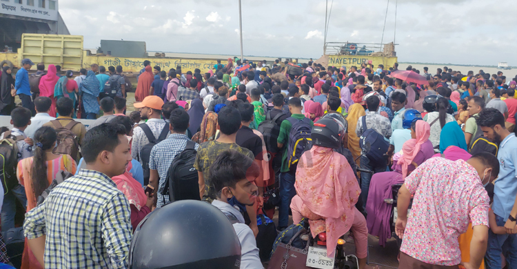 পাটুরিয়া ঘাটে যানবাহনের চেয়ে ঘরমুখো মানুষের চাপ বেশি