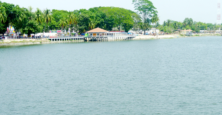 নজর কাড়ছে দৃষ্টিনন্দন শকুনী লেক