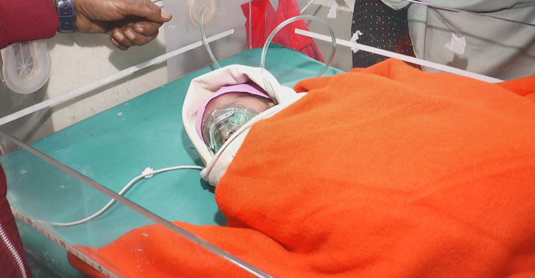 সড়কের পাশে পড়েছিল নবজাতক, নেওয়া হলো হাসপাতালে