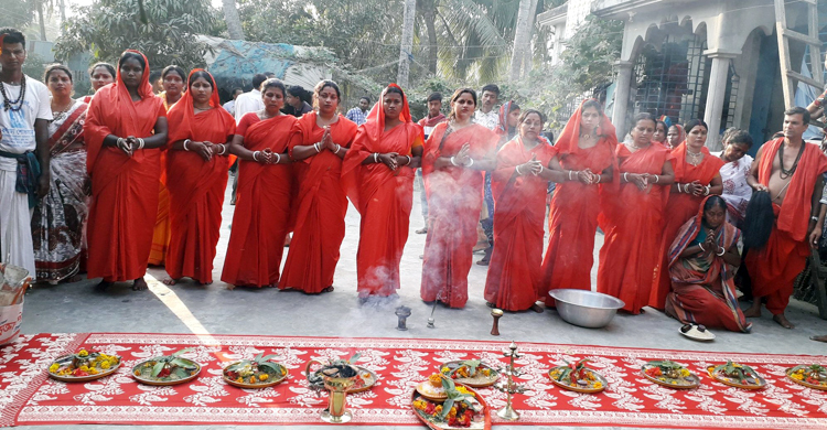 মাদারীপুরে অনন্ত দশ মহাকালী পূজায় হাজারো ভক্তের ভিড়