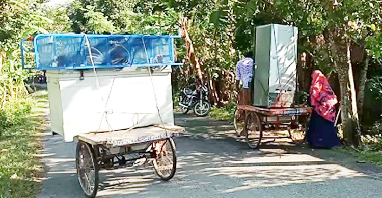 সংঘর্ষ-নিহত: লুটপাটের আশঙ্কায় মালামাল সরিয়ে নিচ্ছে গ্রামবাসী