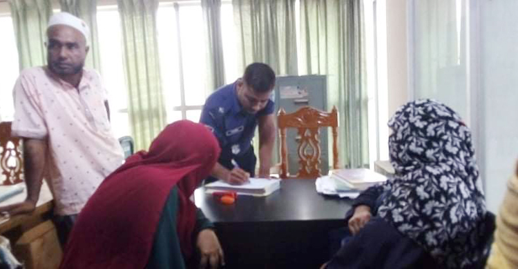 একঘণ্টা লিফটে আটকা ছিলেন মা-মেয়ে, উদ্ধার করলো পুলিশ