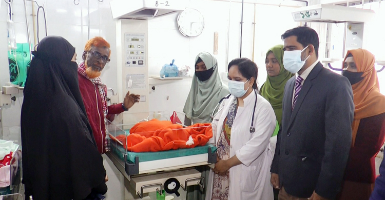 সড়কের পাশে পড়েছিল নবজাতক, নেওয়া হলো হাসপাতালে