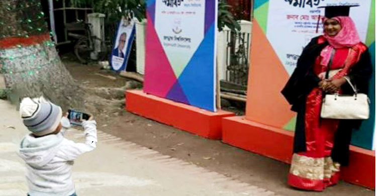 গ্র্যাজুয়েট মায়ের ছবি তুলছে ছেলে