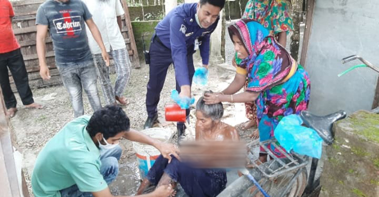 অসুস্থ মাকে রাস্তায় ফেলে গেল ছেলে, গোসল করিয়ে হাসপাতালে নিলেন ওসি