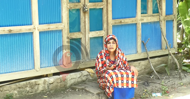 মাকে ঘর থেকে বের করে তালা ঝুলিয়ে দিলেন ছেলে