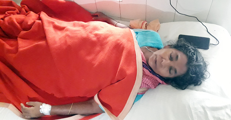 জমি লিখে না দেওয়ার জেরে মাকে ইট দিয়ে থেঁতলে দিলেন ছেলে