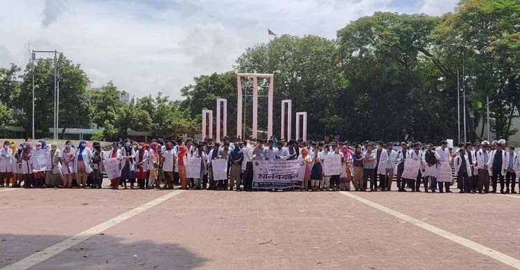 কর্মবিরতিতে ঢামেক হাসপাতালের ইন্টার্ন চিকিৎসকরা