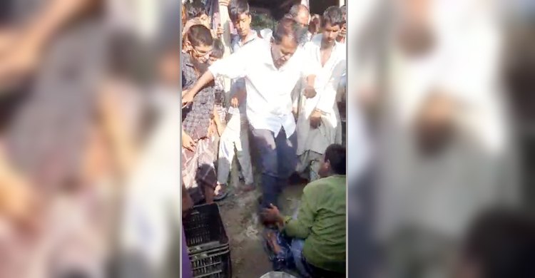 পকেটমার সন্দেহে যুবককে আওয়ামী লীগ নেতার মারধর