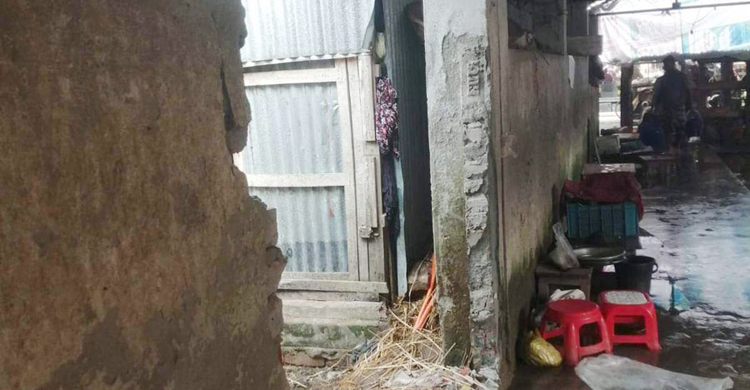 সরকারি ঘরের দেওয়াল ভেঙে কারাগারে ব্যবসায়ী