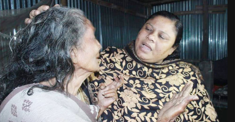 বয়স্কভাতা কার্ড পেলেন ১০ সন্তান থেকেও ভিক্ষা করা সেই মা