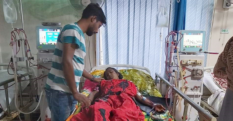 ছেলের ফুটবল খেলা বন্ধ, মায়ের চিকিৎসাও বন্ধ