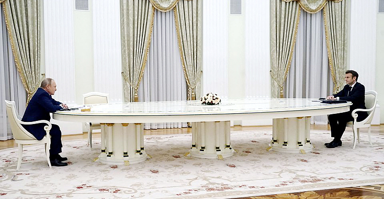 পুতিন-ম্যাক্রোঁ সেদিন এত দূরে বসেছিলেন কেন?