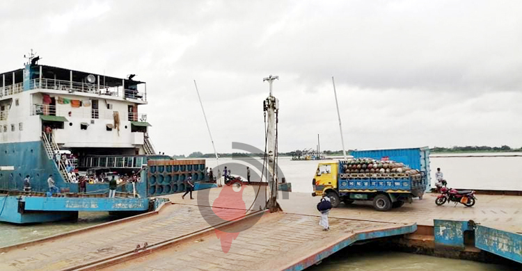 কঠোর বিধিনিষেধে বাংলাবাজার ঘাটে নেই যাত্রীর চাপ