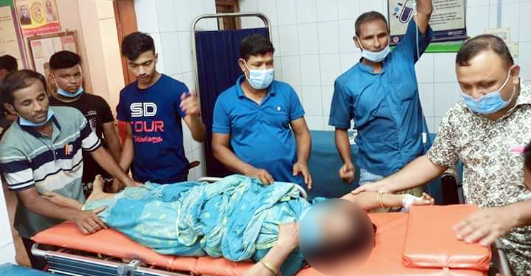 কুকুরের কামড়ে ছেলের মৃত্যু, সইতে না পেরে মায়ের আত্মহত্যা চেষ্টা