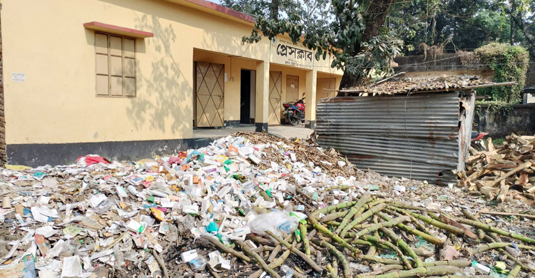 দুই দশকেও উন্নয়নের ছোঁয়া লাগেনি মদন পৌরসভায়