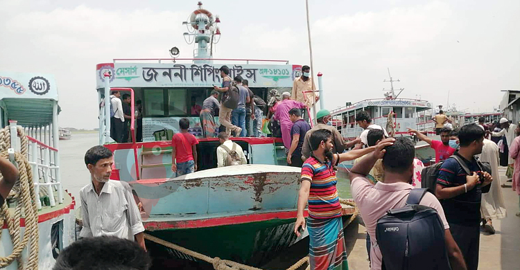 ফেরি সংকটে বাংলাবাজার-শিমুলিয়া নৌ রুটে ভোগান্তি
