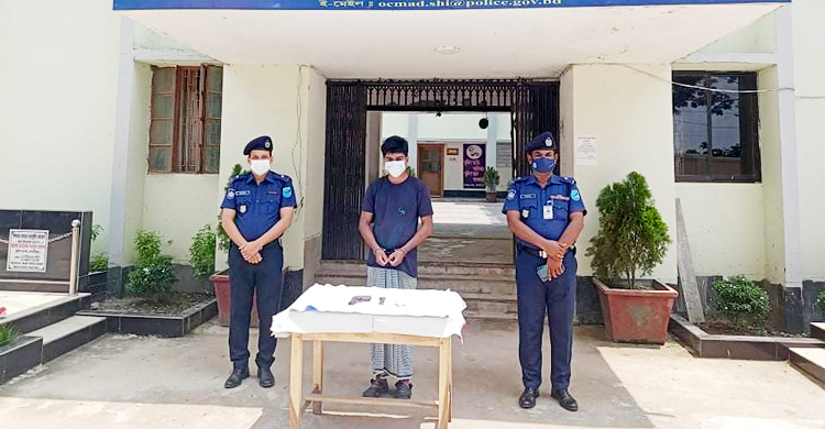 মাদারীপুরে বিদেশি অস্ত্র ও গুলিসহ যুবক গ্রেফতার