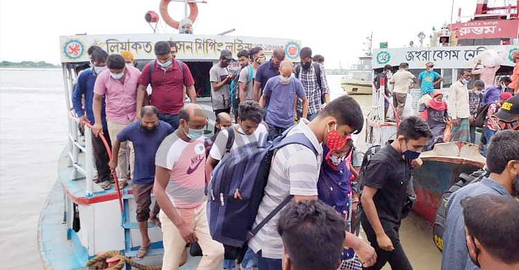 অতিরিক্ত যাত্রীবহন, বাংলাবাজার ঘাটে ৩ লঞ্চকে জরিমানা