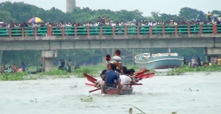 শিবচরে ঐতিহ্যবাহী নৌকাবাইচ, দুই পাড়ে আনন্দমেলা