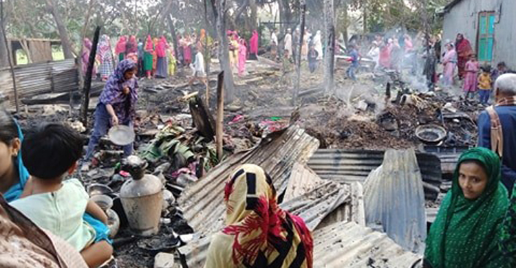 আগুনে ১০ ঘর পুড়ে ছাই