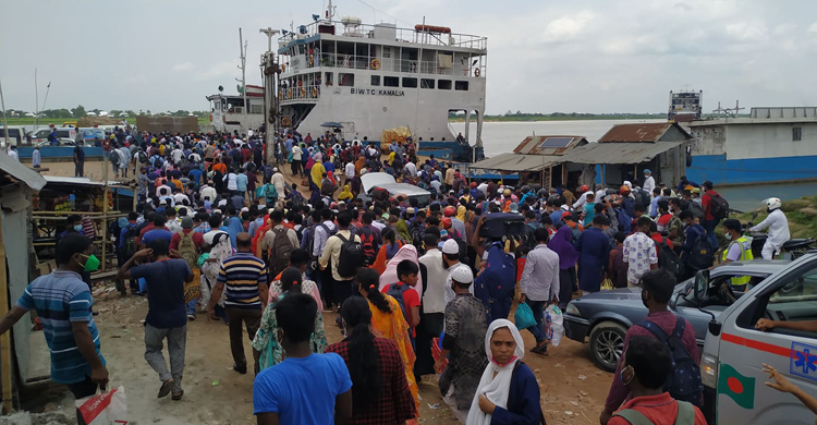 কাঁঠালবাড়ি-শিমুলিয়া নৌ-রুটে যাত্রীদের চাপ : পারাপারে ১০টি ফেরি