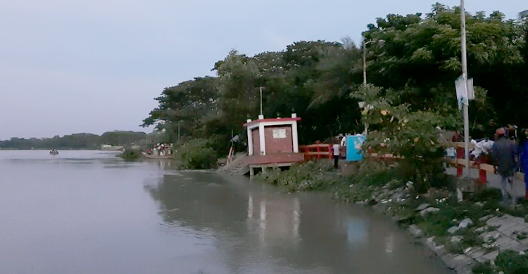 মাদারীপুর শহর রক্ষা বাঁধে ভাঙন, আতঙ্কে শহরবাসী