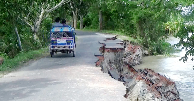 রাজৈরে নদীতে বিলীন সড়কের একাংশ, যোগাযোগ বিচ্ছিন্ন হওয়ার শঙ্কা
