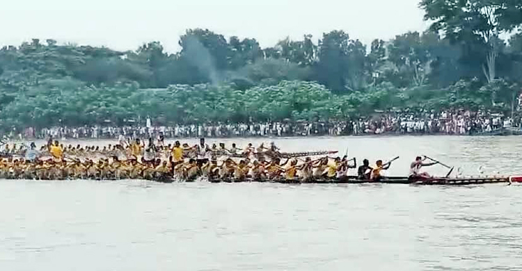 মাদারীপুরে কুমার নদে নৌকাবাইচ, হাজারো মানুষের ঢল